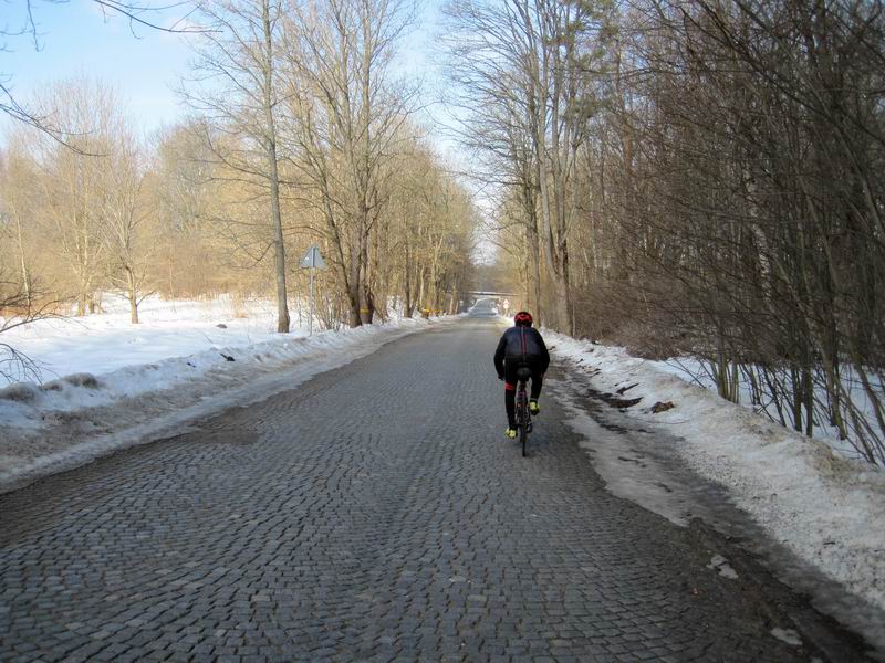 Михаил Тулин едет по брусчатке