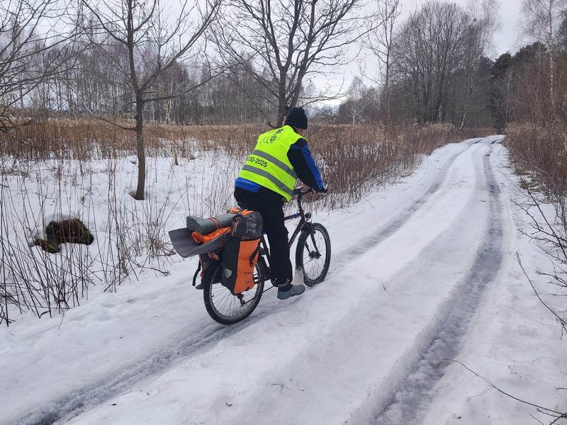 Сергей Мезенов едет по снегу
