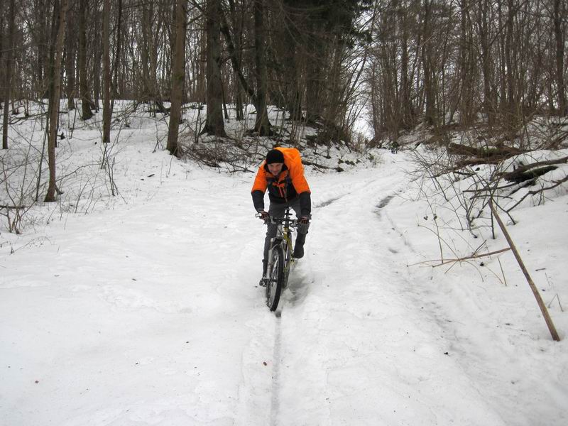 Игорь Васюшкин едет по колее
