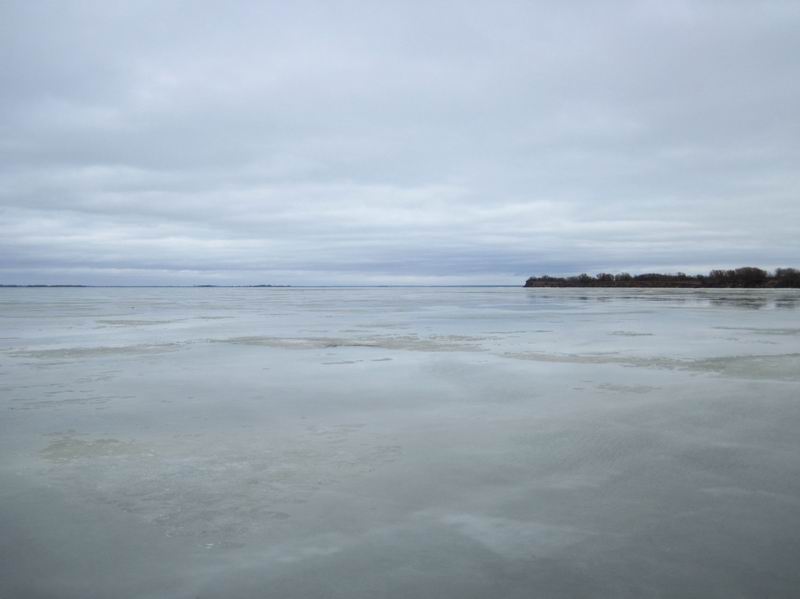 На льду много воды