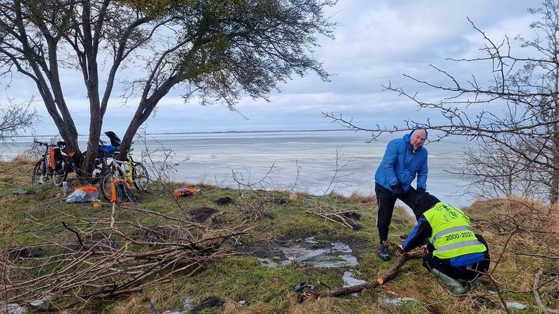 Пилим дрова для костра цепной туристической пилой