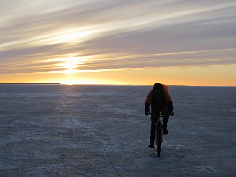 Игорь Васюшкин на фоне закатного неба