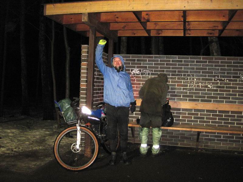 Алексей Сажин остаётся на автобусной остановке в Прибрежном ждать автобуса