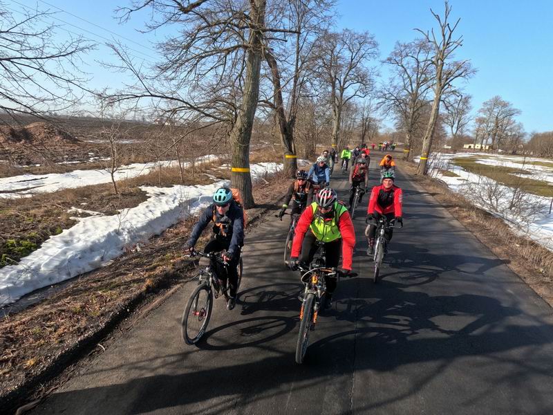 Пока ещё не сильно растянувшийся пелотон.