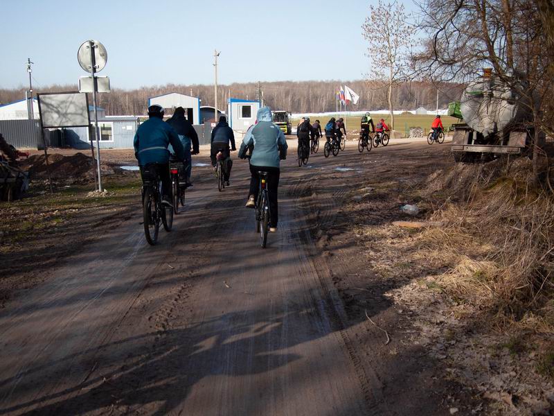 На выезде из парка тоже шлагбаум и охрана.