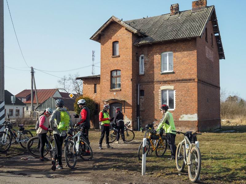 В ожидании сильно растянувшегося хвоста на переезде в Добрино.