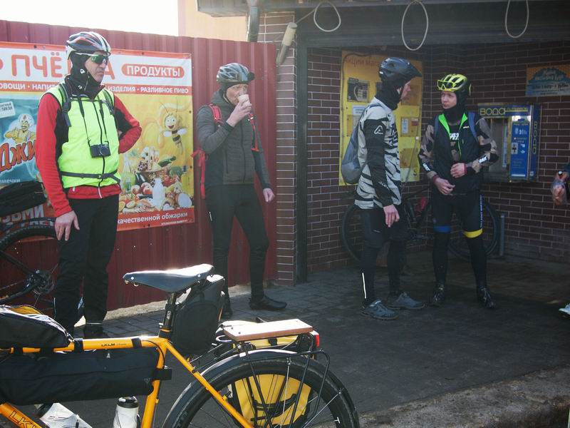 Традиционная остановка в Заречье у магазина Пчёлка, где наливают чай-кофе.