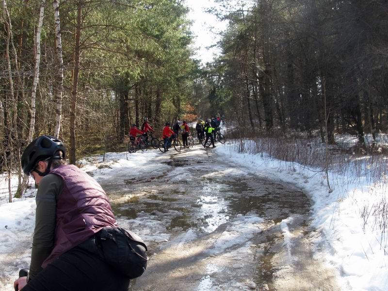 В лесу на дороге нерастаявший лёд.