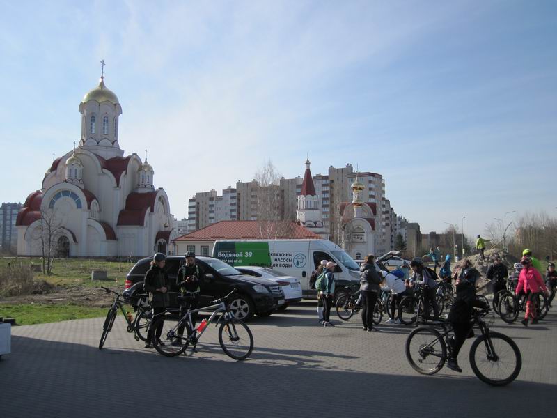 Народ собирается на площадке с видом на церковь Мученицы Лидии