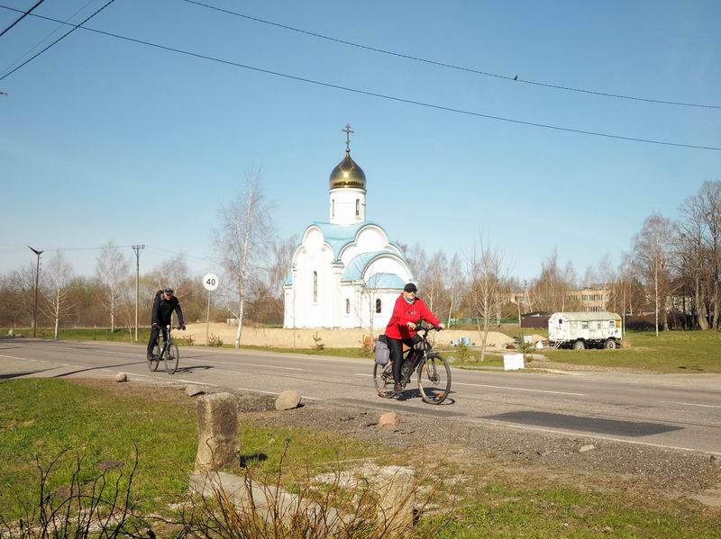 Маргарита Пономарёва и Евгений Ковалевский на фоне церкви в Низовье