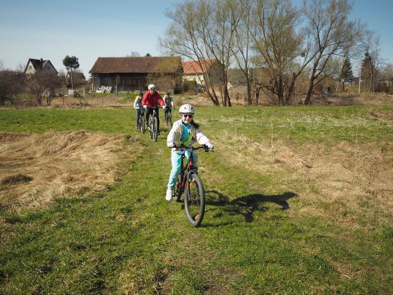 Едем по дороге с травяным покрытием