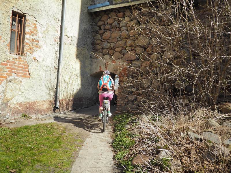 Въезд в замок через арку в крепостной стене