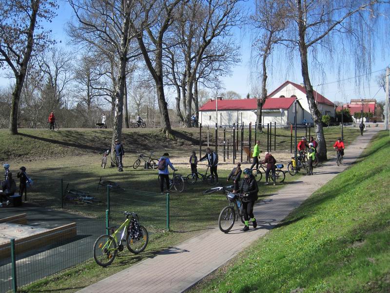 Остановка на детской площадке в Низовье