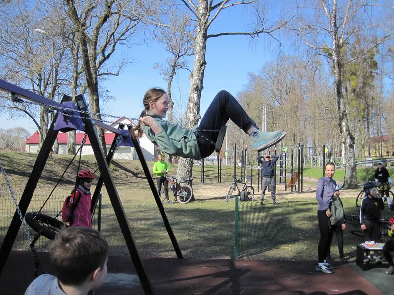 Илиана катается на качелях