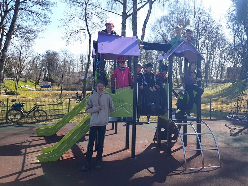 Общее фото детей на площадке