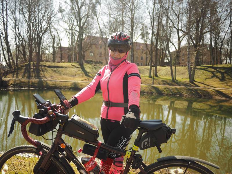 Римма Мазур на фоне замка Вальдау