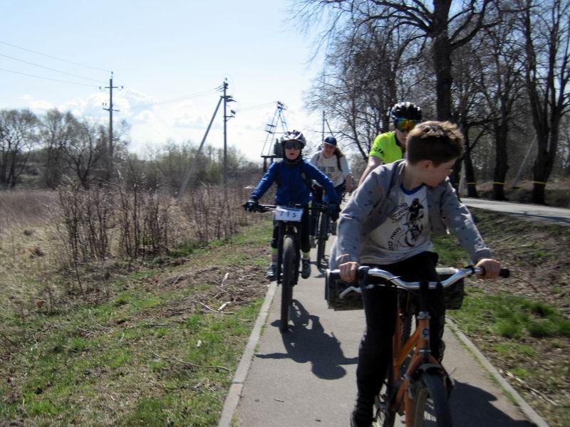 Едем по тротуару между пос. Кошевое и Малинники