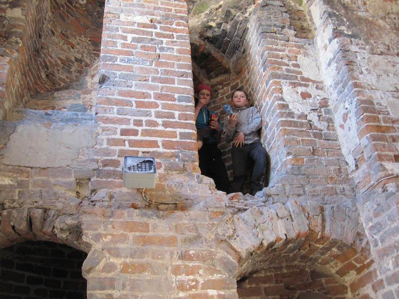 Дети лазают по кирхе