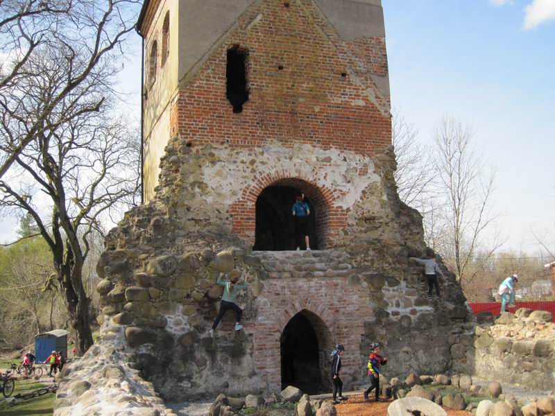 Дети лазают по кирхе