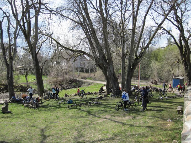 Участники на поляне возле кирхи