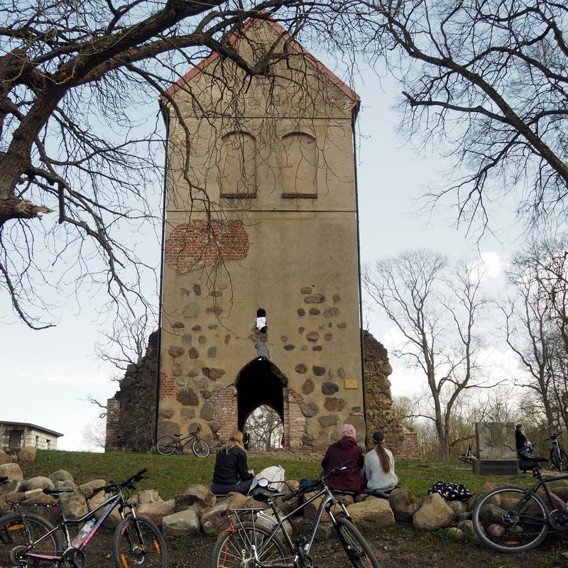 Велотема на фоне кирхи