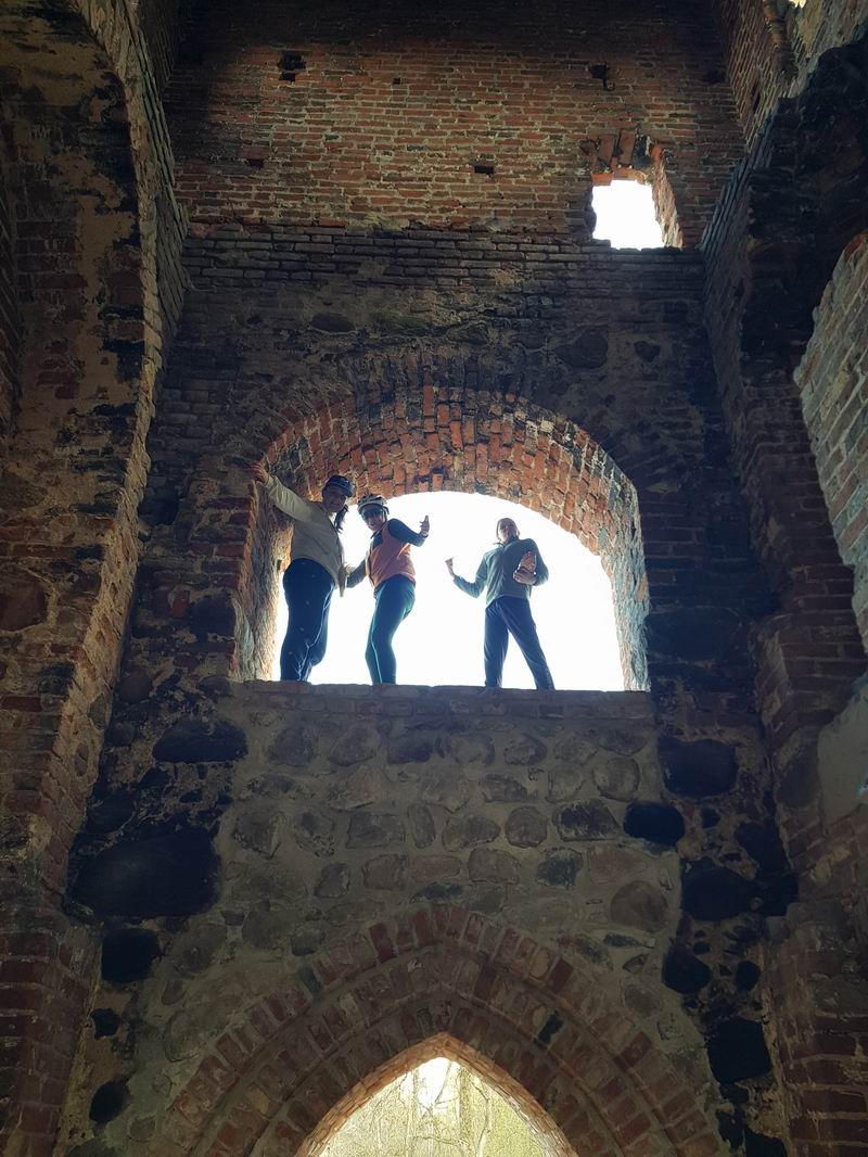 Участники лазают по кирхе