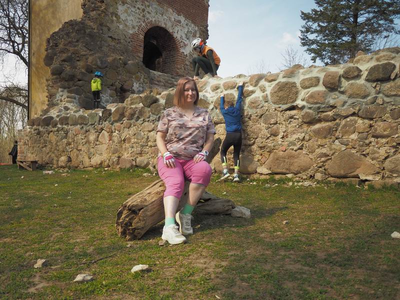 Светлана Матвий на фоне кирхи и детей