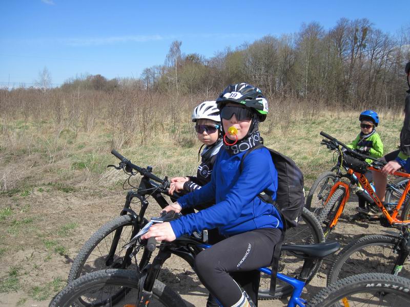 Один из участников сосёт соску