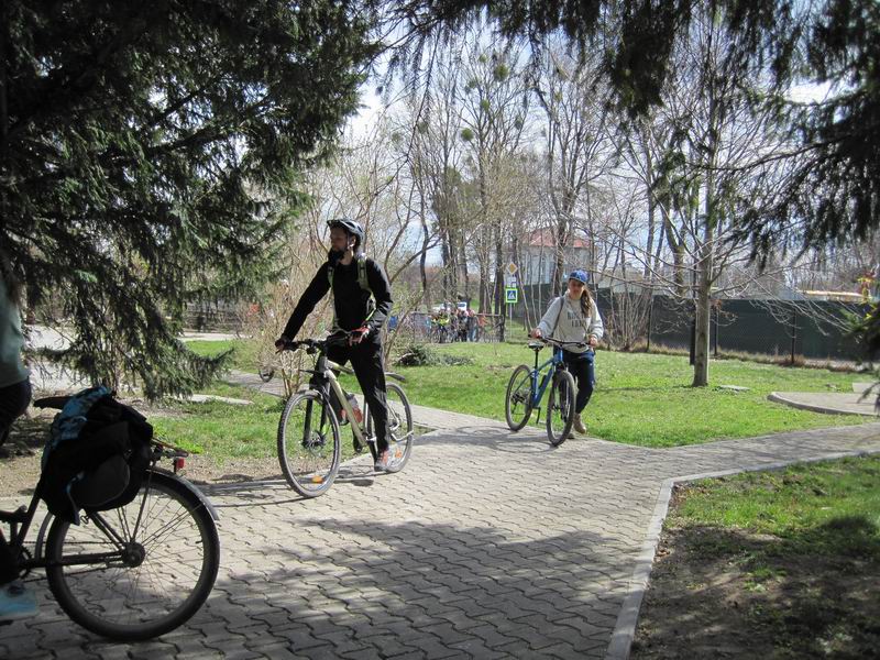 Подъезжаем к ней