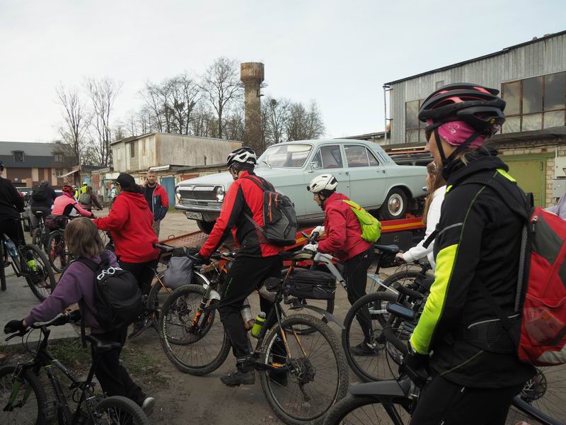 Правда, она мешает нашему проезду