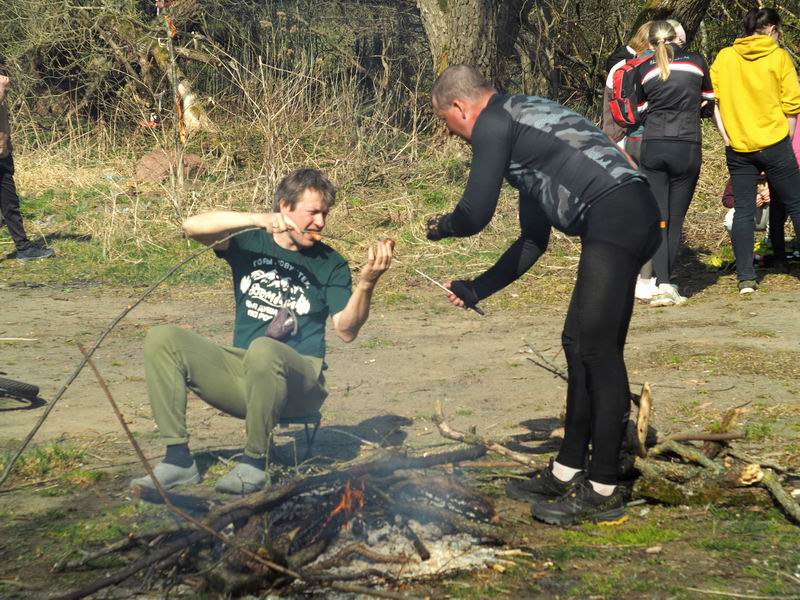 Сергей Мезенов и Дмитрий Ливенцев едят сосиски