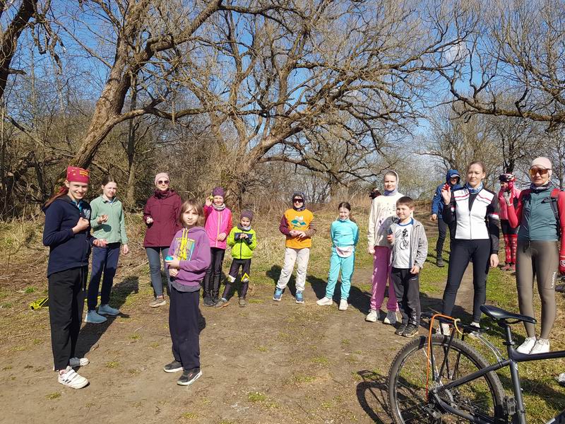 Дети готовятся к битве на яйцах