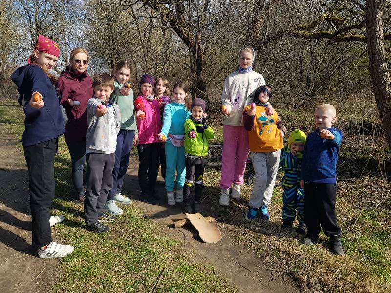 Общее фото детей с яйцами