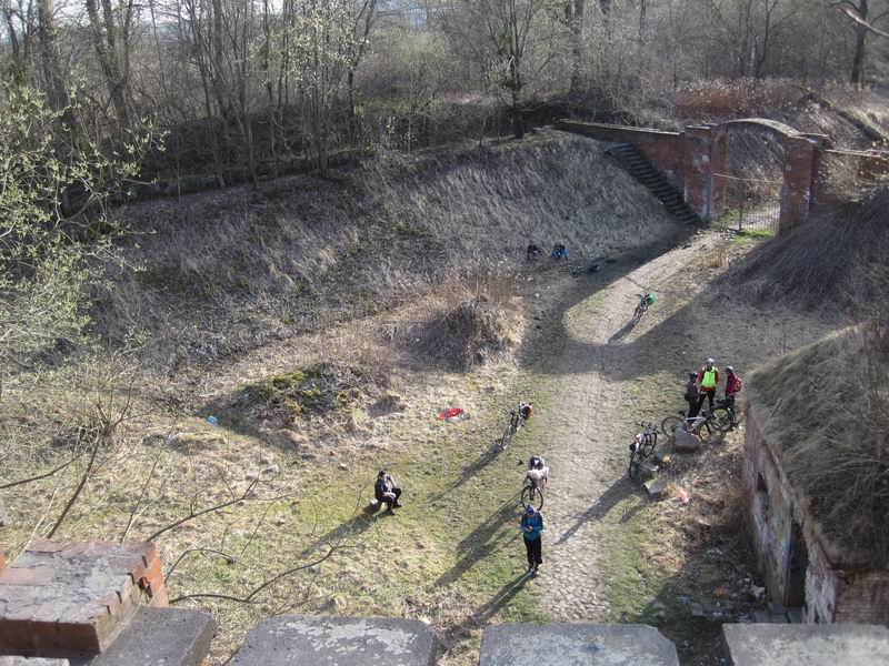 Вид сверху на участников, охраняющих велосипеды