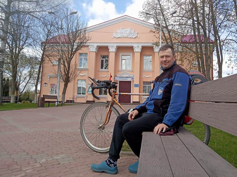 Сергей Мезенов на фоне дома Культуры в Мяделе