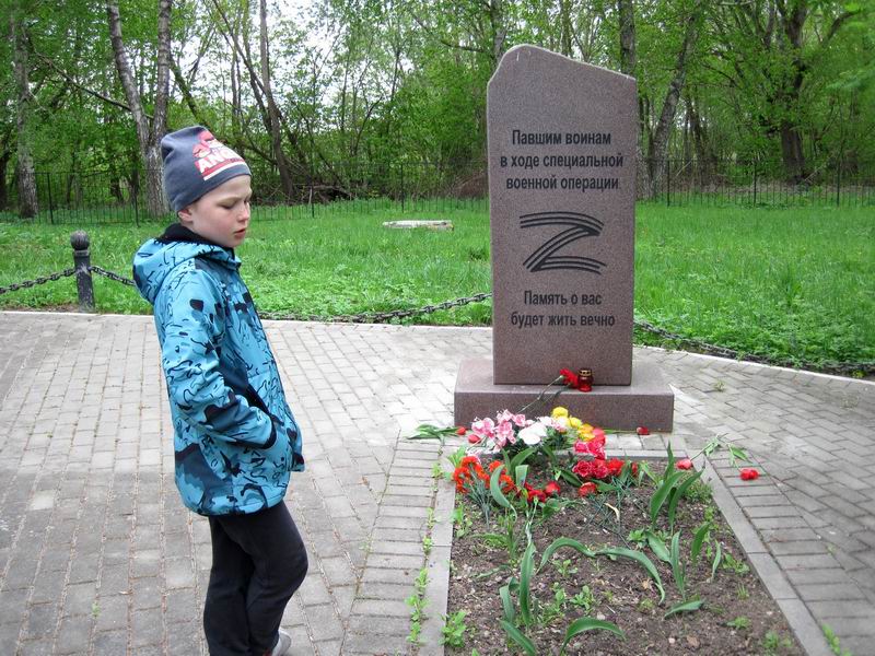 Дамиан у памятника павшим воинам СВО