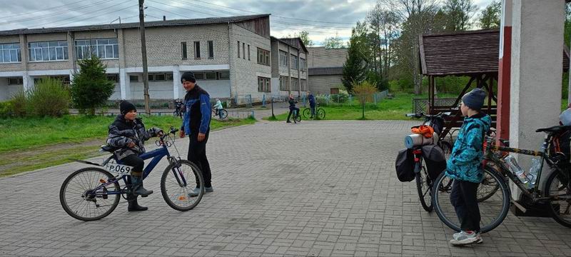 Остановка у магазина в Тимофеево. Здесь ездит много детей на велосипедах