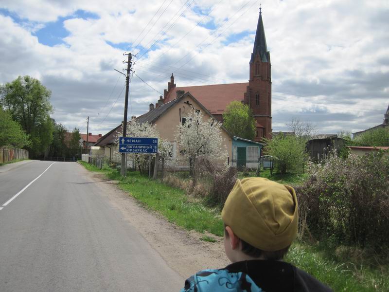 Подъезжаем к кирхе Лазденнена
