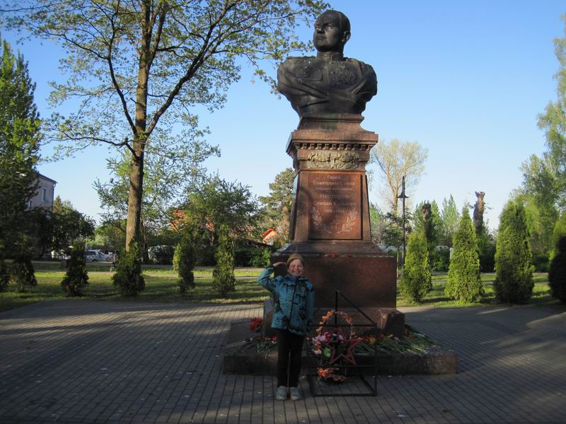 Дамиан у памятника Герою Советского Союза Нестерову в Нестерове