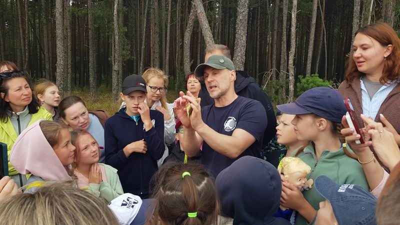 Экскурсовод поймал птичку