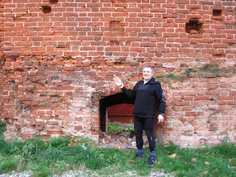 Никита Никитин с кирпичом